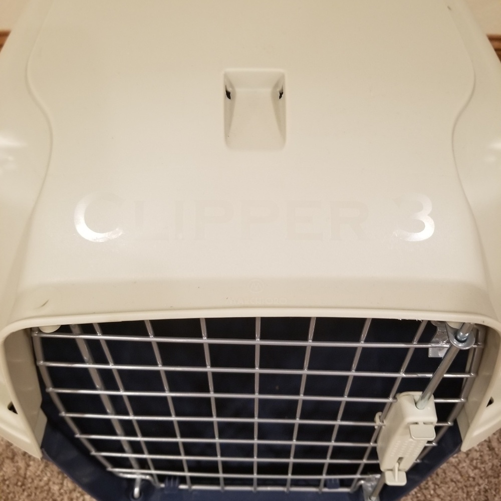 1 small dog crate / carrier, Clipper 3 (brand)